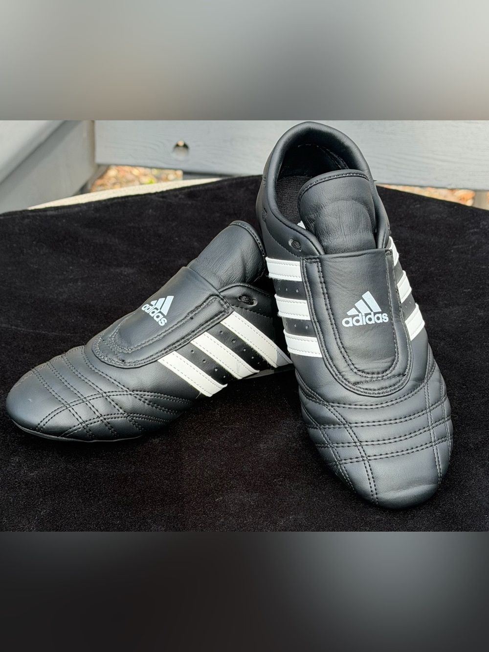 Adidas SM-II Taekwondo shoes in black with white stripes. Men Size US 9